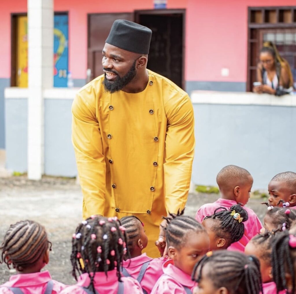 Carlos Takam dans la cour de l’école Le Rebours