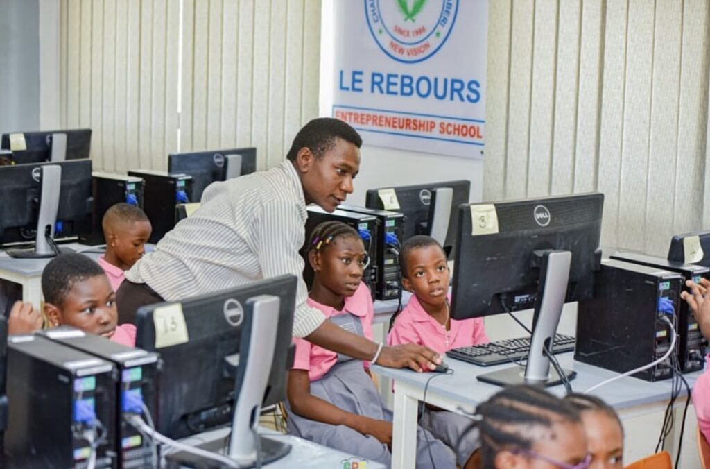 Élèves en classe informatique à l’école Le Rebours